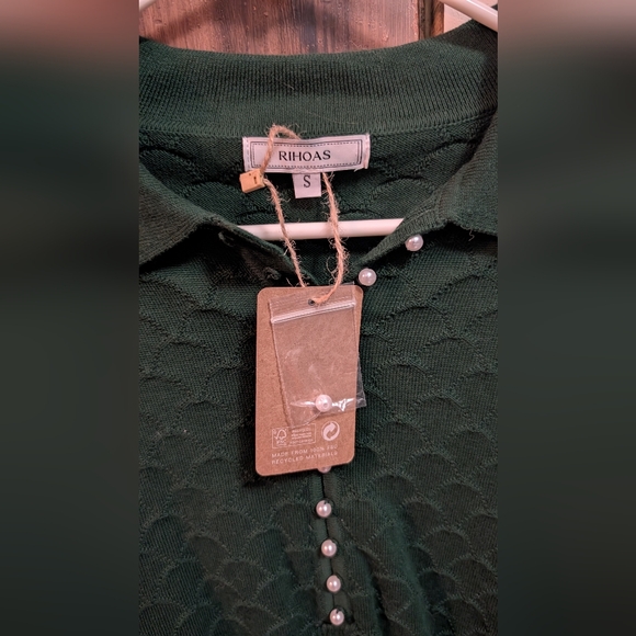 Rihoas Dark Green Scalloped Sweater With Pearl Buttons NWT - Picture 8 of 8